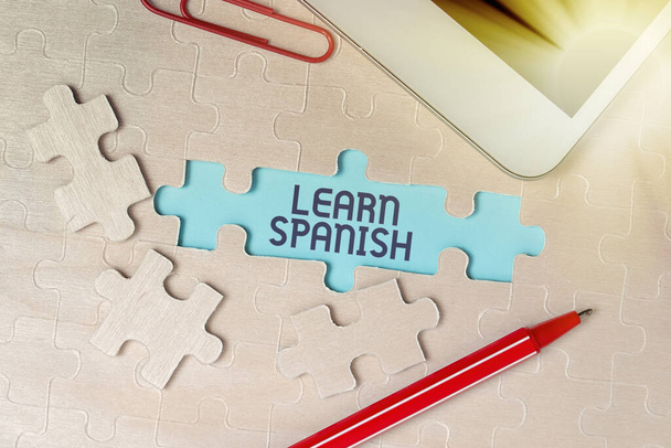 Κείμενο που δείχνει έμπνευση Μάθετε ισπανικά. Επιχειρηματική επισκόπηση για να εκπαιδεύσει το γράψιμο και μιλώντας την εθνική γλώσσα της Ισπανίας Κτίριο Ένα ημιτελές λευκό παζλ μοτίβο με λείπει τελευταίο κομμάτι - Φωτογραφία, εικόνα