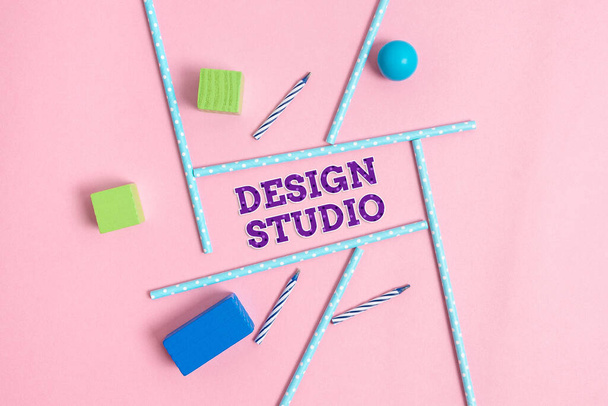Tasarım Stüdyosu işaretini gösteren bir ilham. İş konsepti özellikle tasarımcılar ve sanatçılar için çalışır Renkli Doğum Günü Partisi Parlak Kutlama Planlama Fikirleri Tasarladı - Fotoğraf, Görsel
