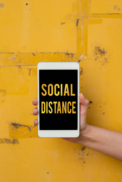 Tekstitys sosiaalisesta etäisyydestä. Internet-konsepti, joka ylläpitää korkeaa fyysistä etäisyyttä kansanterveyden turvallisuuden kannalta Ääni- ja videopuheluominaisuudet yhdistävät ihmiset yhteen - Valokuva, kuva