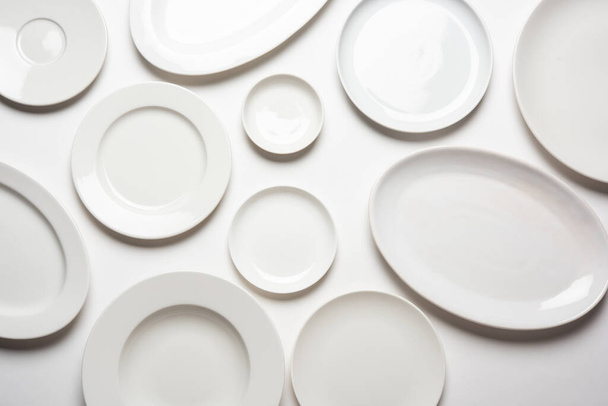 белые пластины различной формы, изолированные на белом фоне, вид сверху - Фото, изображение