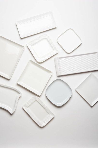 белые пластины различной формы, изолированные на белом фоне, вид сверху - Фото, изображение