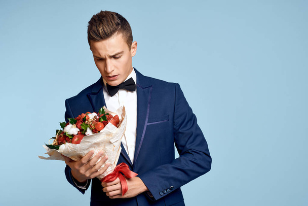 hombre en traje ramo de flores romance estilo de vida - Foto, Imagen