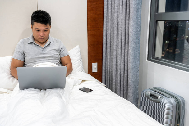 Asian businessman working late at hotel - Zdjęcie, obraz