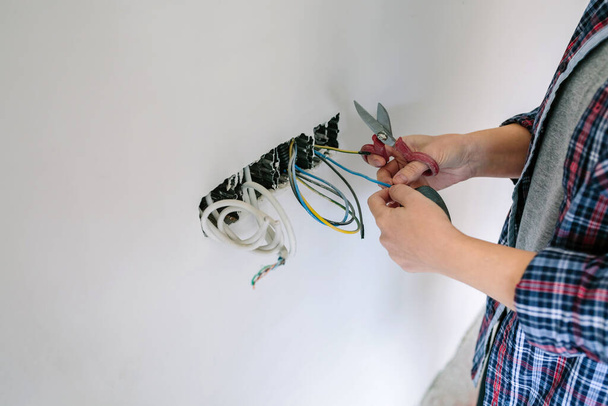 Elektriker arbeitet an der Elektroinstallation eines Hauses - Foto, Bild