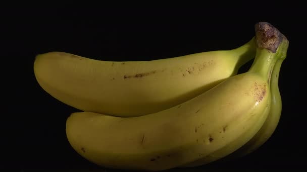 close-up tiro de bananas girando com um fundo preto. - Filmagem, Vídeo