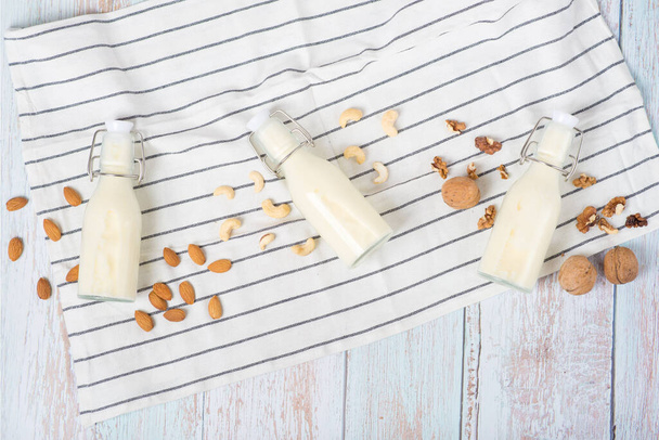 ореховое молоко. стеклянные бутылки с различным ореховым молоком - Фото, изображение