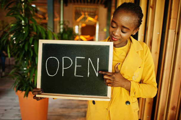 African american woman hold open welcome sign board in modern cafe coffee shop ready to service, restaurant, retail store, small business owner. - Foto, afbeelding