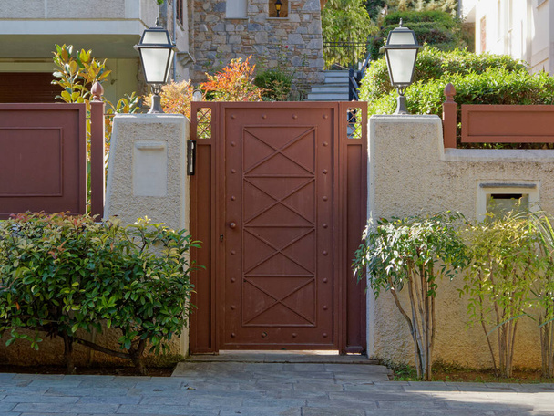 современный дом вход металлическая дверь, Афины Греция - Фото, изображение