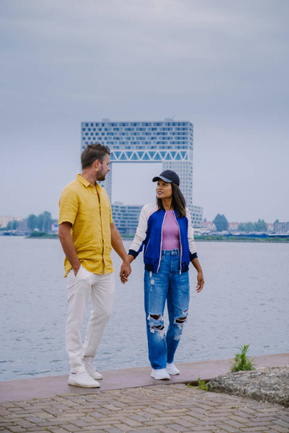 Мистецька спільнота NDSM Wharf Амстердам під назвою Kinetisch Noord, центр підземної культури в Амстердамі з пляжними готелями і багатьма ресторанами, що з'являються, чоловік і жінка відвідують Амстердам Норд. - Фото, зображення