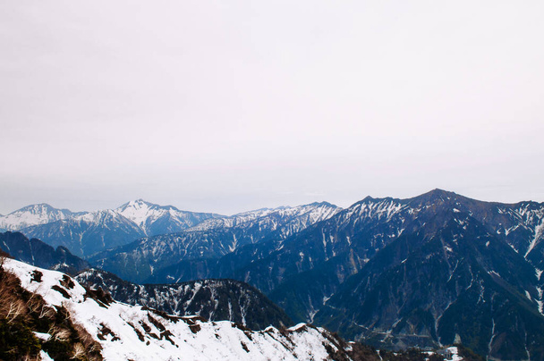 Toller Blick auf den Schneeberg der japanischen Alpen auf der Tateyama Kurobe Alpine Route. Toyama - Japan - Foto, Bild