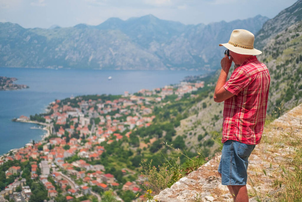 Człowiek stoi piękny krajobraz przyrody i robi zdjęcia, Czarnogóra. - Zdjęcie, obraz