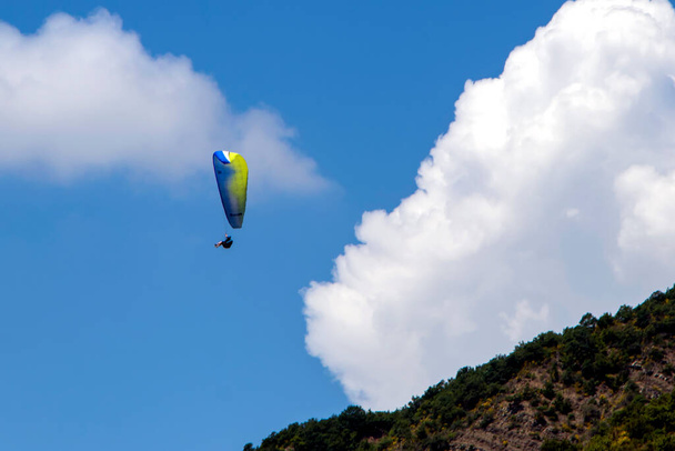Ucmakdere Tekirdagトルコでパラグライダー。カラフルなパラグライダーでジャンプする人々 - 写真・画像