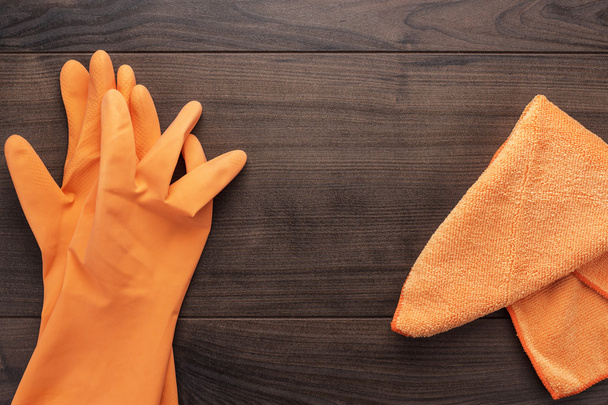 orange rubber cleaning gloves - Foto, imagen