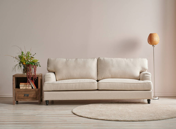 Modernes Sofa im Lichtwandkonzept mit Lampen- und Teppichdesign. - Foto, Bild