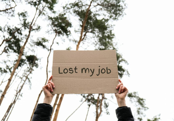 Ženské ruce držící karton s textem LOST MY JOB outdoors. Přírodní pozadí. Protester aktivista. Sociální aktivismus - Fotografie, Obrázek