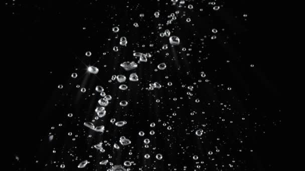 Natriumwaterbellen spatten onder water en drijvend water druppelen in zwarte achtergrond. Filmbeelden. vertegenwoordigen sprankelende en verfrissende carbonaatdrank zoals cola of frisdrank. bubbels macro. - Video