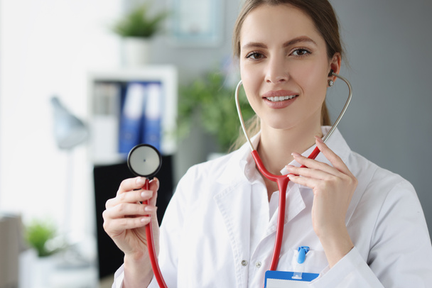 Portret uśmiechniętej lekarki trzymającej stetoskop z bliska - Zdjęcie, obraz