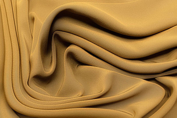 芸術的なレイアウトでシルクシフォン生地の砂と茶色の色。テクスチャ、背景、パターン. - 写真・画像
