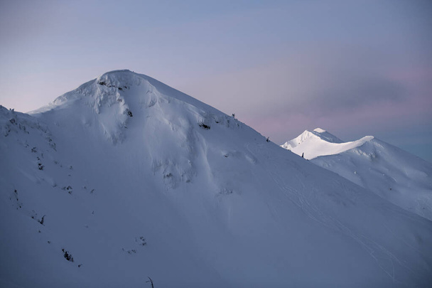 Kaunis lumihuippuiset vuoret huiput vastaan sininen taivas - Valokuva, kuva