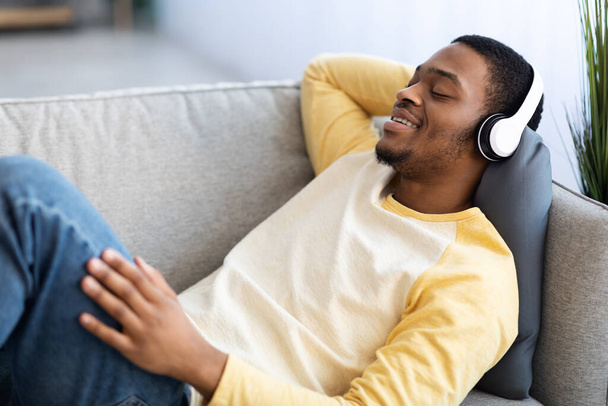 African amerykański facet muzyka miłośnik słuchanie muzyki - Zdjęcie, obraz
