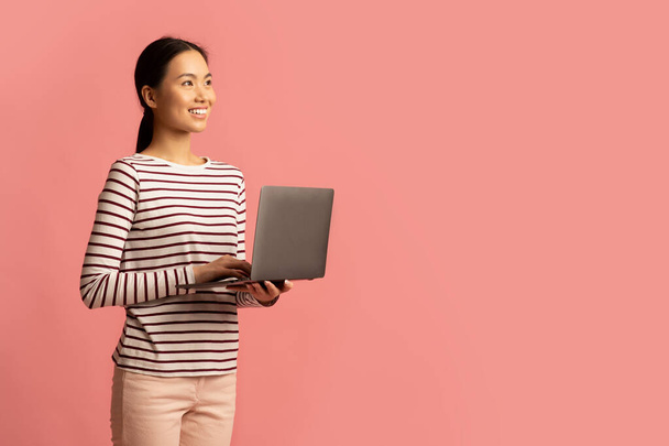 Programas de educación en línea. Retrato de joven asiática hembra con ordenador portátil - Foto, imagen