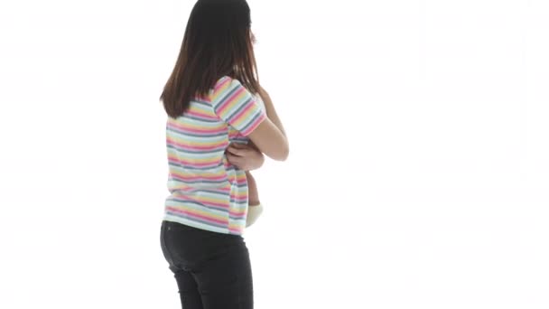 Asiático mais jovem lésbica no arco-íris t-shirt abraçando cantando canção de ninar dormindo menino de pé no quarto. Conceito de família LGBT feliz - Filmagem, Vídeo