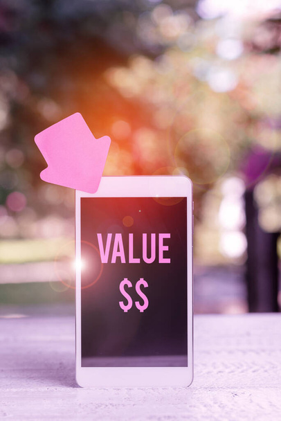 Käsinkirjoitusmerkki Value Dolar. Business idea arvoinen prosessin id käynnissä olevan prosessin Abstract Outdoor Smartphone Valokuvaus, Näytetään uusi laite - Valokuva, kuva