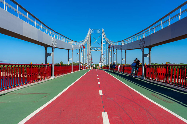 KYIV, UKRAJINA - 30.srpna 2020: Chodecký most přes řeku Dnypro v ukrajinském Kyjevě 30. srpna 2020.  - Fotografie, Obrázek
