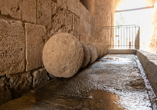 Große steinerne Kanonenkugeln für Katapulte in der Kreuzritterfestung der Altstadt von Acre im Norden Israels - Foto, Bild