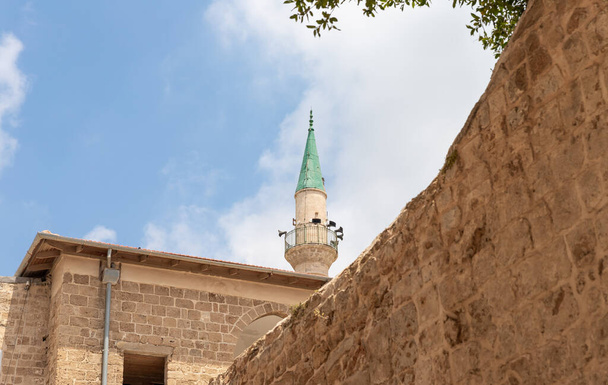 O minarete da Mesquita Al-Jazzar ergue-se acima dos muros da antiga cidade do Acre, no norte de Israel - Foto, Imagem