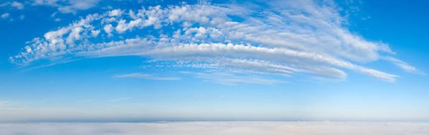 Herrlicher Sonnenaufgang über den Wolken. Weiße Wolken und blauer Himmel. - Foto, Bild