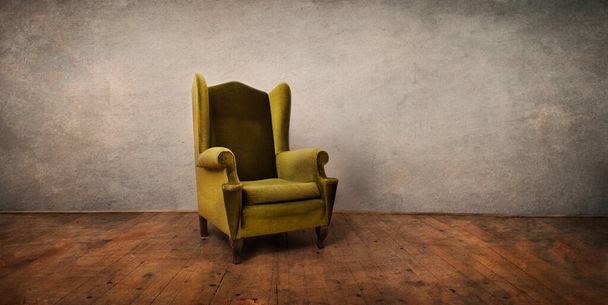 Старое ретро-кресло в пустой деревенской гостиной. Винтажный дизайн интерьера с гранж стенами, антикварной мебелью и текстурированным деревянным полом. Архитектура квартир студий старой моды. - Фото, изображение