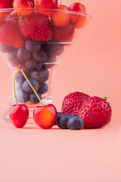Composición vertical de deliciosas frutas frescas crudas. - Foto, imagen