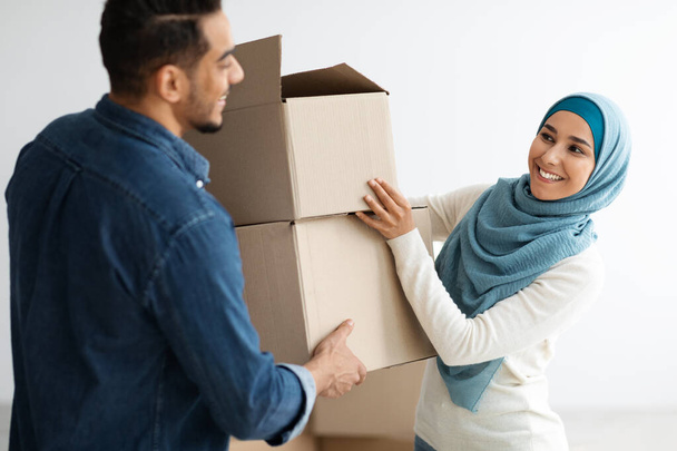 Felice signora in hijab dando il marito scatole - Foto, immagini