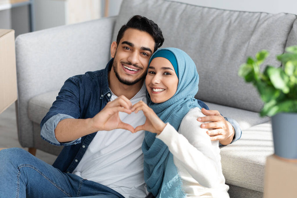Primer plano de la familia musulmana mostrando el símbolo del corazón - Foto, Imagen