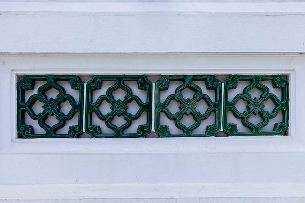 Cerca de arenisca blanca patrón de estilo templo tailandés y fondo sin costuras - Foto, imagen