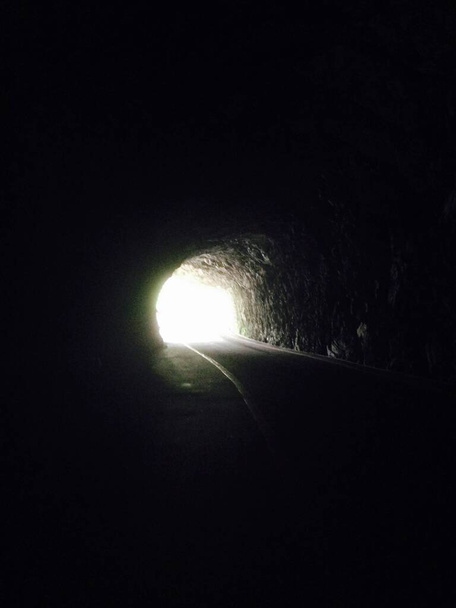 Licht schijnt binnen aan het einde van een tunnel in Taiwan. - Foto, afbeelding