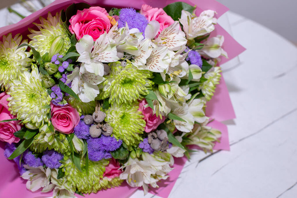 красивый букет цветов в белой вазе - Фото, изображение