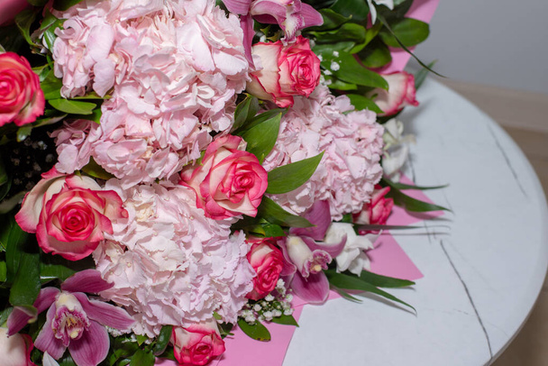 piękny bukiet kwiatów w wazonie - Zdjęcie, obraz