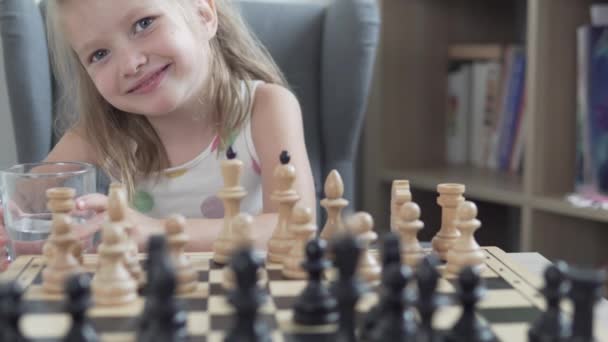 Een klein meisje naar een schaakles - Video