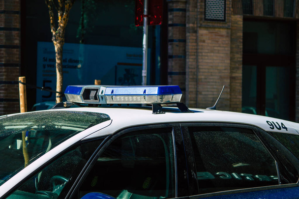 Севілья Іспанія 5 липня 2021 року Поліцейська машина патрулює вулиці Севільї, емблематичне місто і столицю регіону Андалусія, що на півдні Іспанії. - Фото, зображення