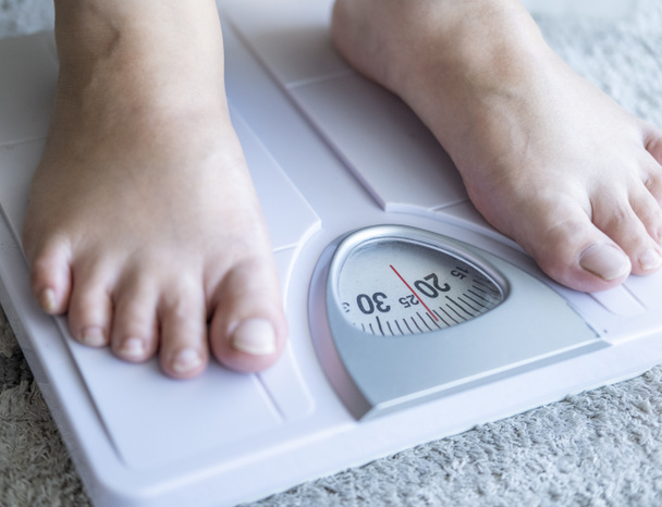 Aasialaiset jalka mies kehon paino asteikot mitata laihtuminen.Punnitus mittakaavassa terve laihtumiseen käsite - Valokuva, kuva
