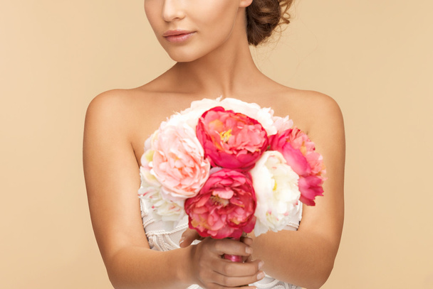 woman with bouquet of flowers - Foto, imagen