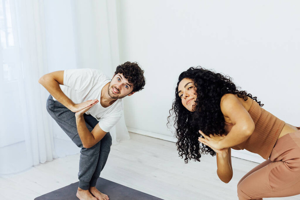 Homme et femme engagés dans le yoga asana gymnastique sportive fitness - Photo, image