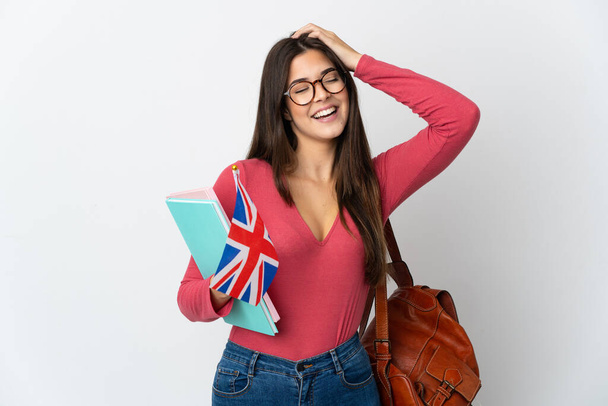 Brasilianisches Mädchen mit einer britischen Flagge auf weißem Hintergrund lächelt viel - Foto, Bild