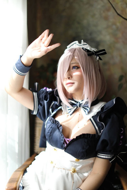 Japon anime cosplay portrait de fille avec costume de femme de chambre comique - Photo, image