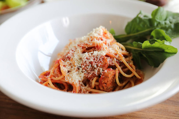 spaghetti Bolognese met Italiaanse worst en tomatensaus met parmezaanse kaas en basilicum  - Foto, afbeelding