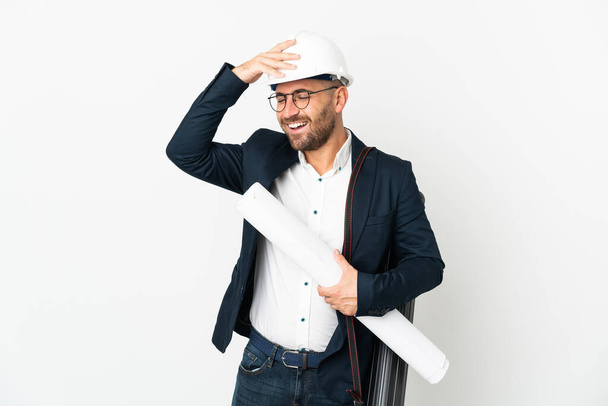 Архитектор человек со шлемом и держа чертежи изолированы на белом фоне кое-что понял и намереваясь решение - Фото, изображение