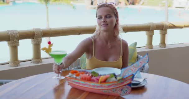 Απολαυστική γυναικεία ανάπαυση στο εστιατόριο στο θέρετρο - Πλάνα, βίντεο