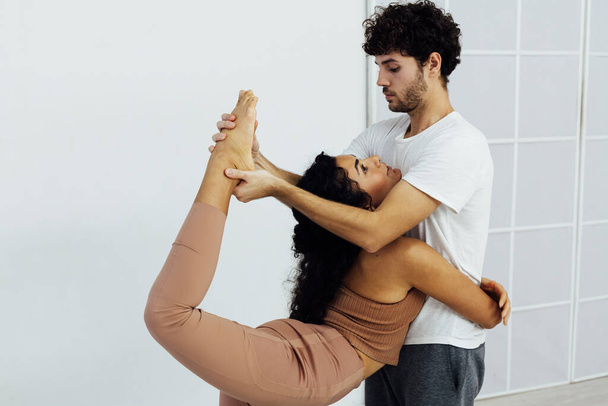 man en vrouw verdubbelt yoga asana gymnastiek fitness - Foto, afbeelding